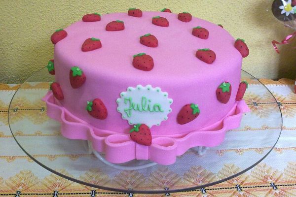 BOLOS DECORADOS COM PASTA AMERICANA